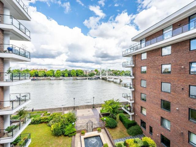 Flat for sale in Battersea, Greater London