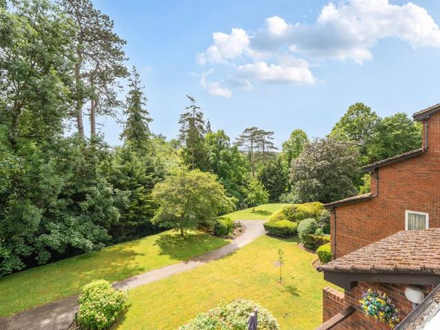 Flat for sale in Hillview, Surrey