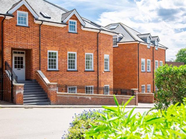 Flat for sale in Hatching Green, Five Acres
