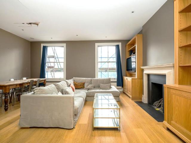 Flat for sale in Kensington, Greater London