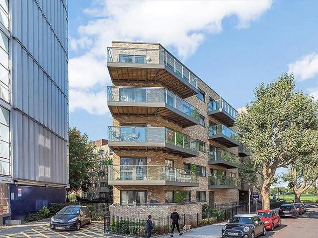 Flat for sale in Isle Of Dogs, Greater London