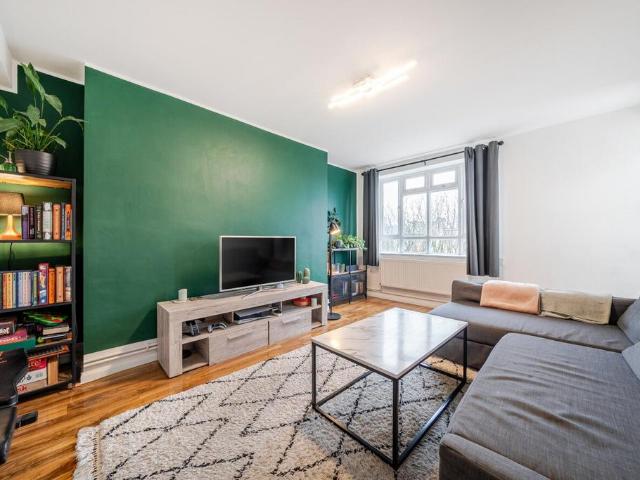 Flat for sale in Streatham Hill, Greater London
