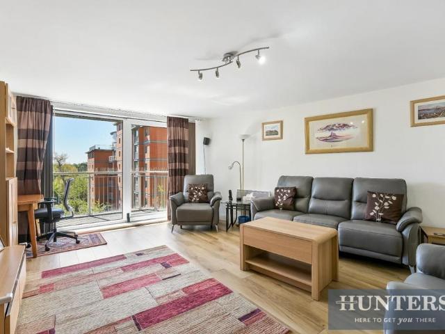 Flat for sale in London Borough of Hounslow, Greater London