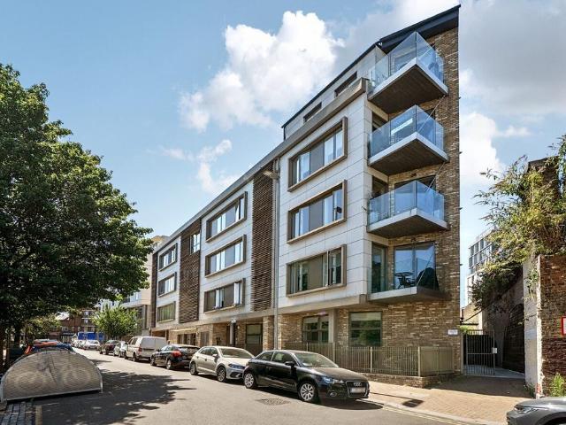 Flat for sale in Putney, Greater London