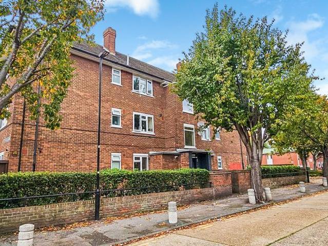 Flat for sale in Canning Town, Greater London