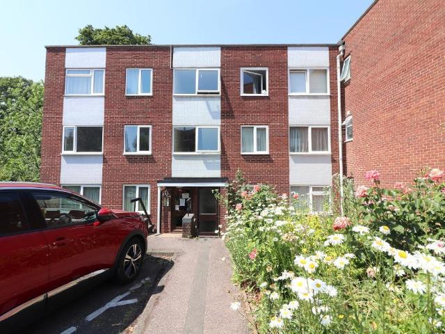 Flat for sale in Spring Park, Luton