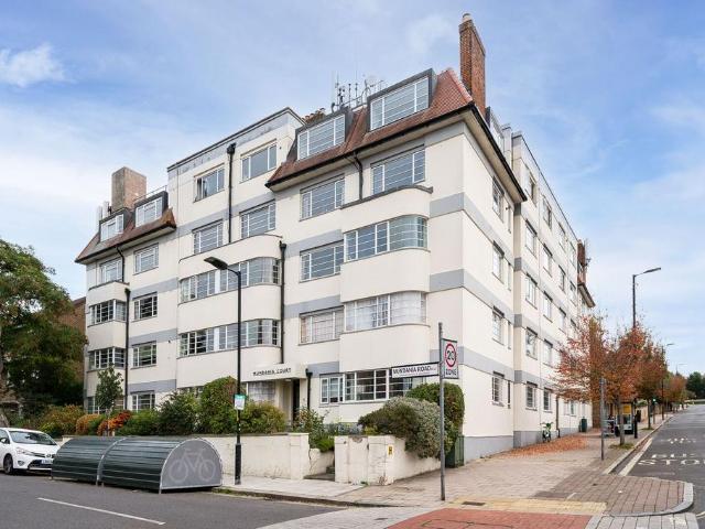Flat for sale in Nunhead, Greater London