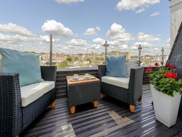 Flat for sale in Earl's Court, Isle Of Man