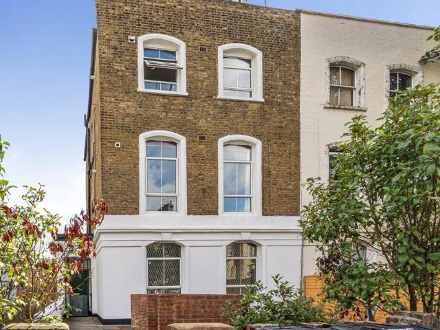 Flat for sale in Dalston, De Beauvoir Town