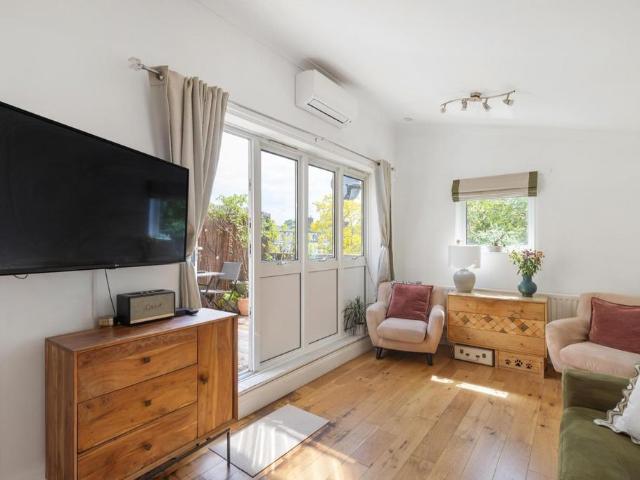 Flat for sale in Stockwell, Greater London