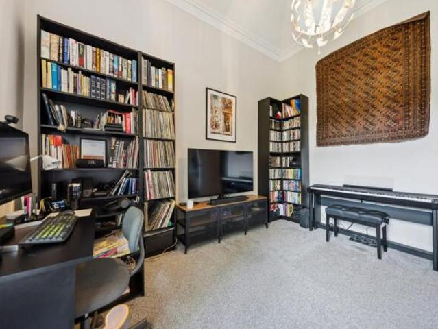 Flat for sale in Pollokshields, Scotland