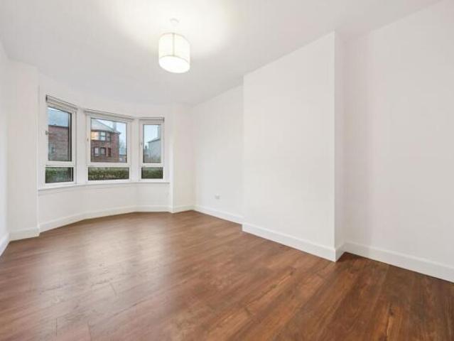 Flat for sale in Craigton, Scotland