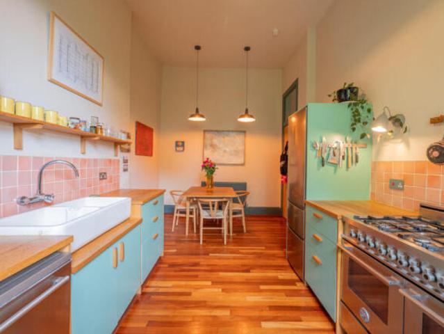 Flat for sale in Pollokshields, Scotland