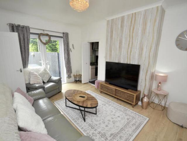 Flat for sale in Croftfoot, Scotland