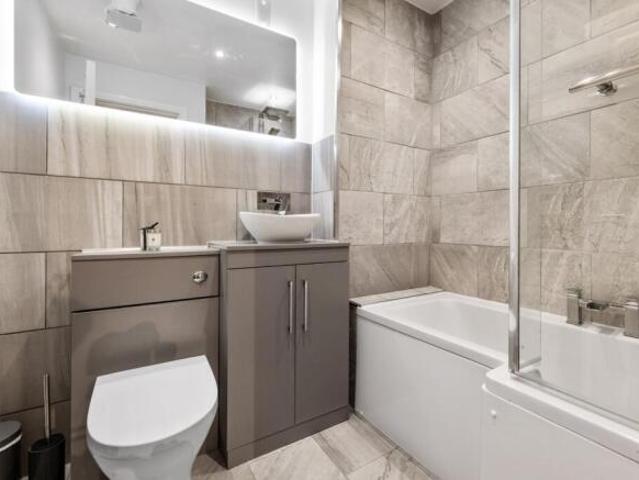 Flat for sale in Broomhill, Scotland