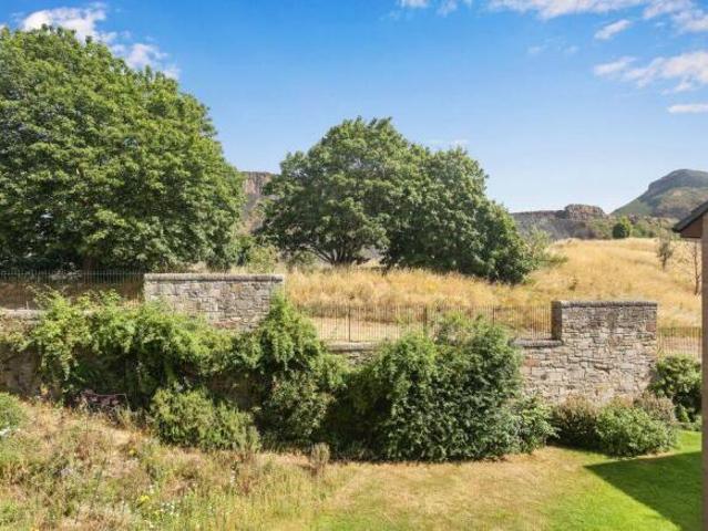 Flat for sale in Newington, Scotland