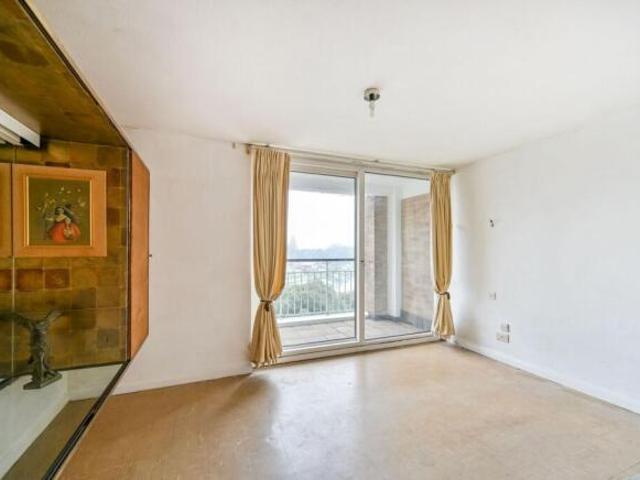 Flat for sale in Kingston Upon Thames, Greater London