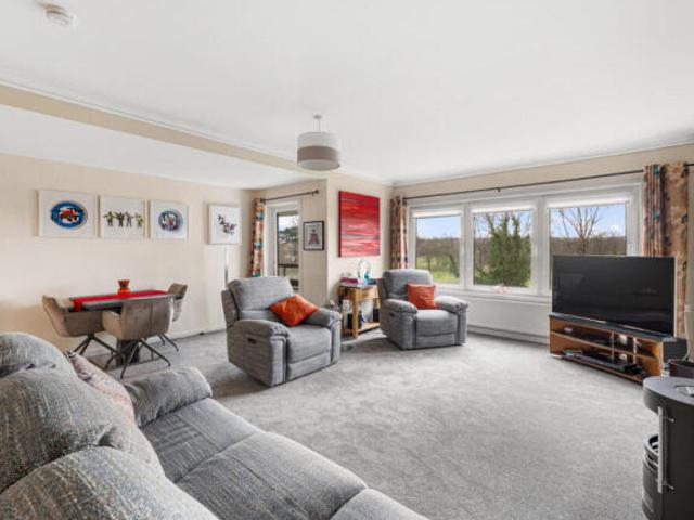 Flat for sale in Clarkston, Scotland
