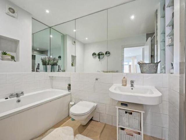 Flat for sale in Shepherd's Bush, Greater London