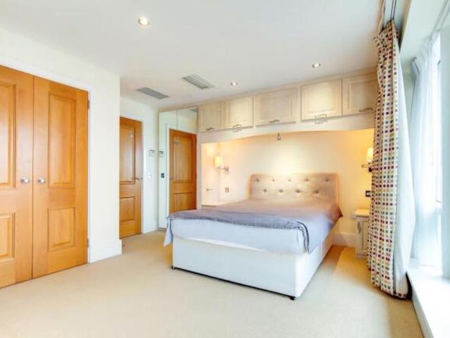 Flat for sale in Putney, Greater London