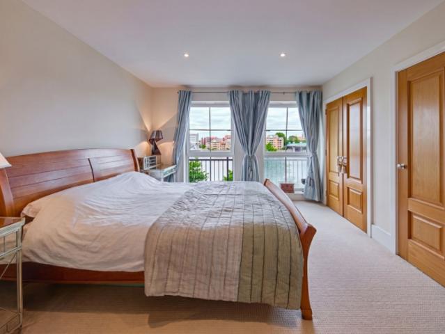 Flat for sale in London Borough of Wandsworth, Greater London