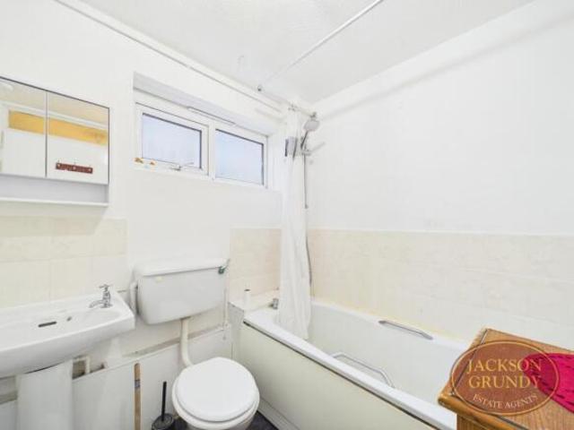 Flat for sale in Northampton, Northamptonshire