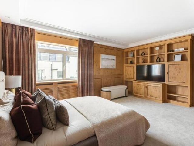 Flat for sale in Gloucester, Gloucestershire