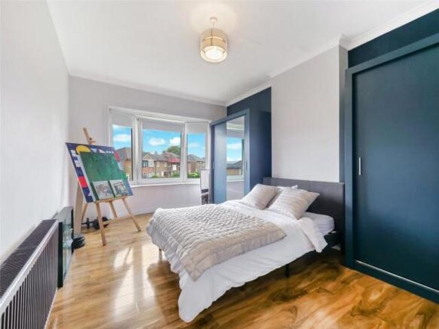 Flat for sale in Hillington, Scotland