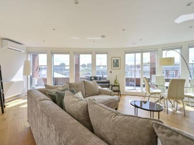 Flat for sale in Kingston Vale, Greater London
