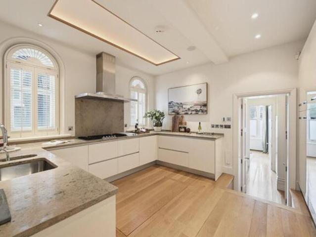 Flat for sale in Royal Borough of Kensington and Chelsea, Greater London