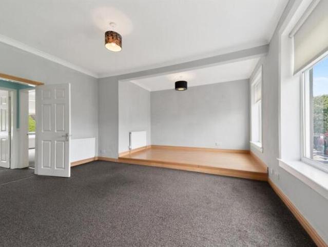 Flat for sale in King's Park, Scotland
