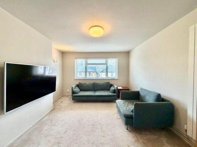 Flat for sale in North Watford, Hertfordshire