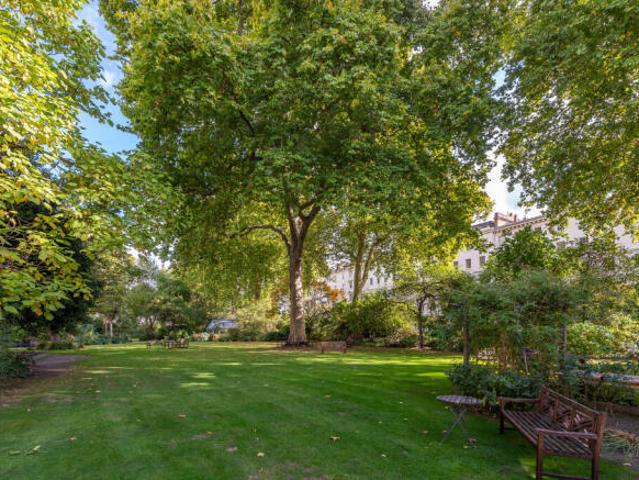 Flat for sale in Cat Hill, England