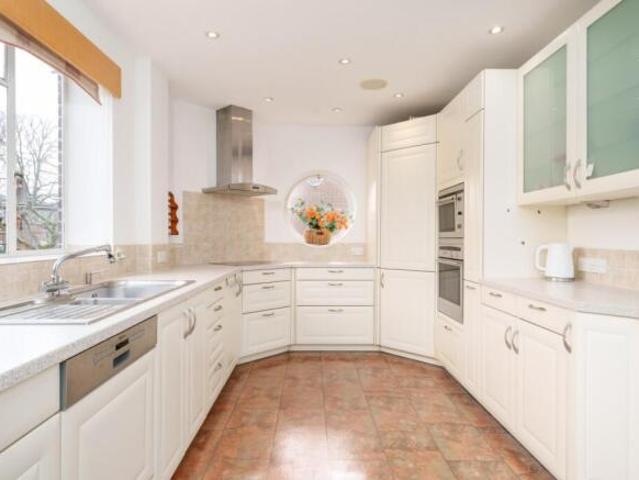 Flat for sale in Roehampton, Greater London
