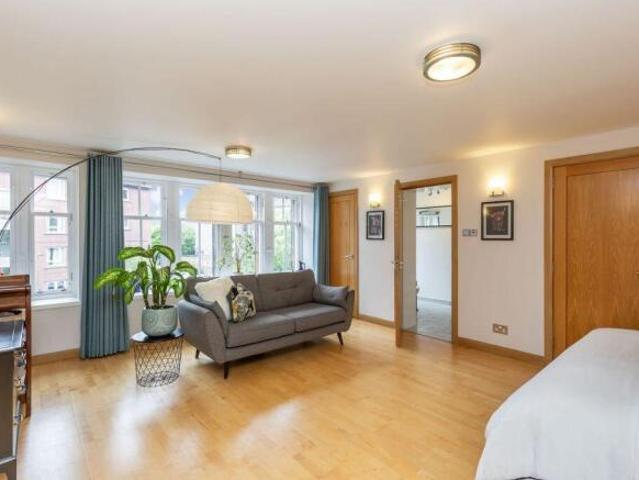Flat for sale in Lochend, Scotland