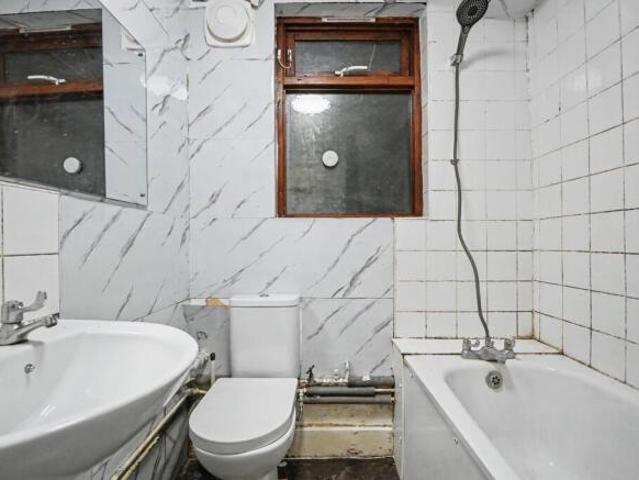 Flat for sale in Streatham, Greater London