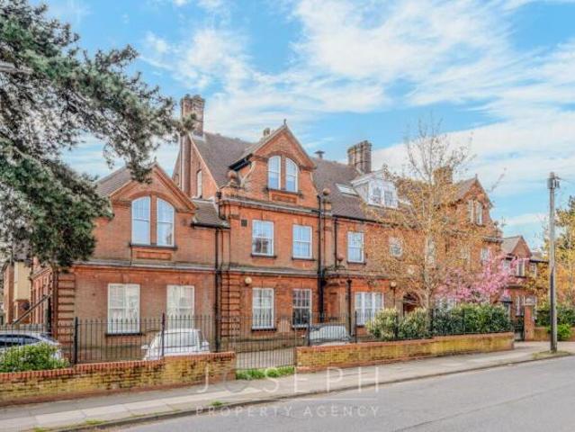 Flat for sale in Key Street, Suffolk
