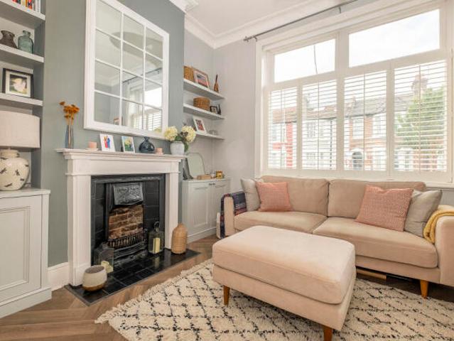 Flat for sale in Cat Hill, England