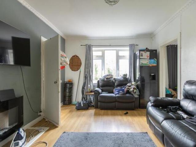 Flat for sale in Croftfoot, Scotland