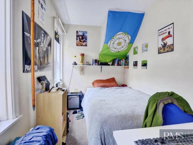 Flat for sale in South Lane, West Yorkshire