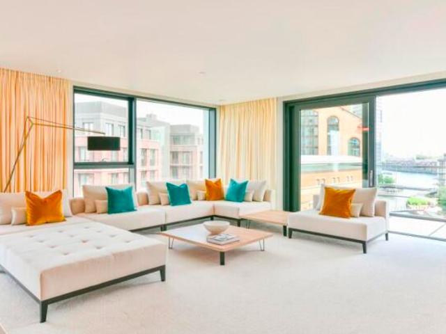 Flat for sale in Cat Hill, England