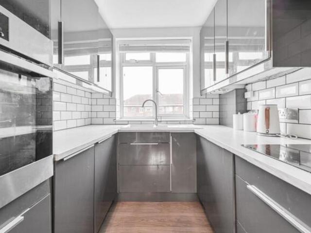 Flat for sale in Stockwell, Greater London