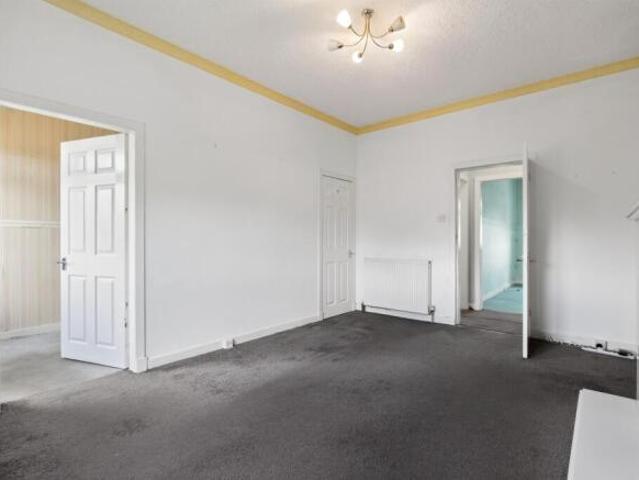 Flat for sale in Hillington, Scotland