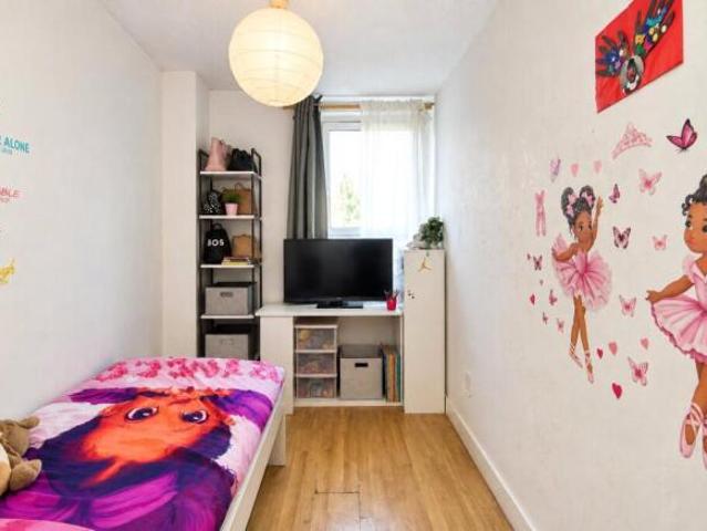Flat for sale in Cat Hill, England