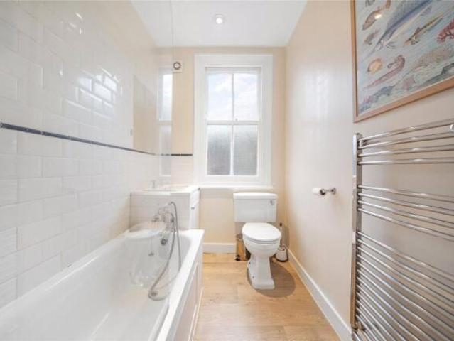 Flat for sale in Balham, Greater London