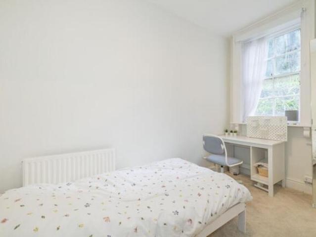 Flat for sale in The Bridge, Kent