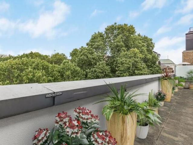 Flat for sale in Cat Hill, England