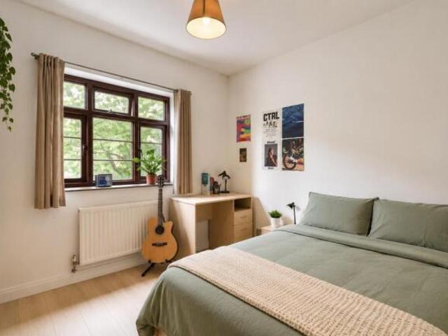 Flat for sale in Clapham, Greater London