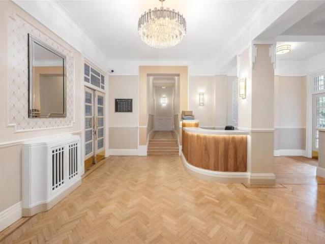 Flat for sale in Earl's Court, Greater London