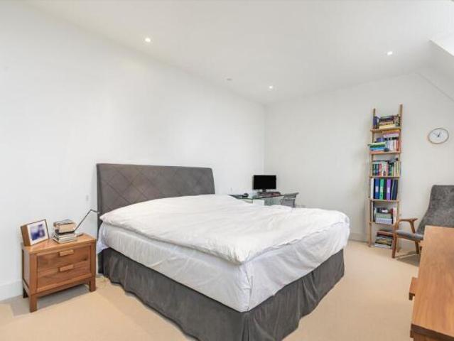 Flat for sale in Richmond Hill, West Yorkshire